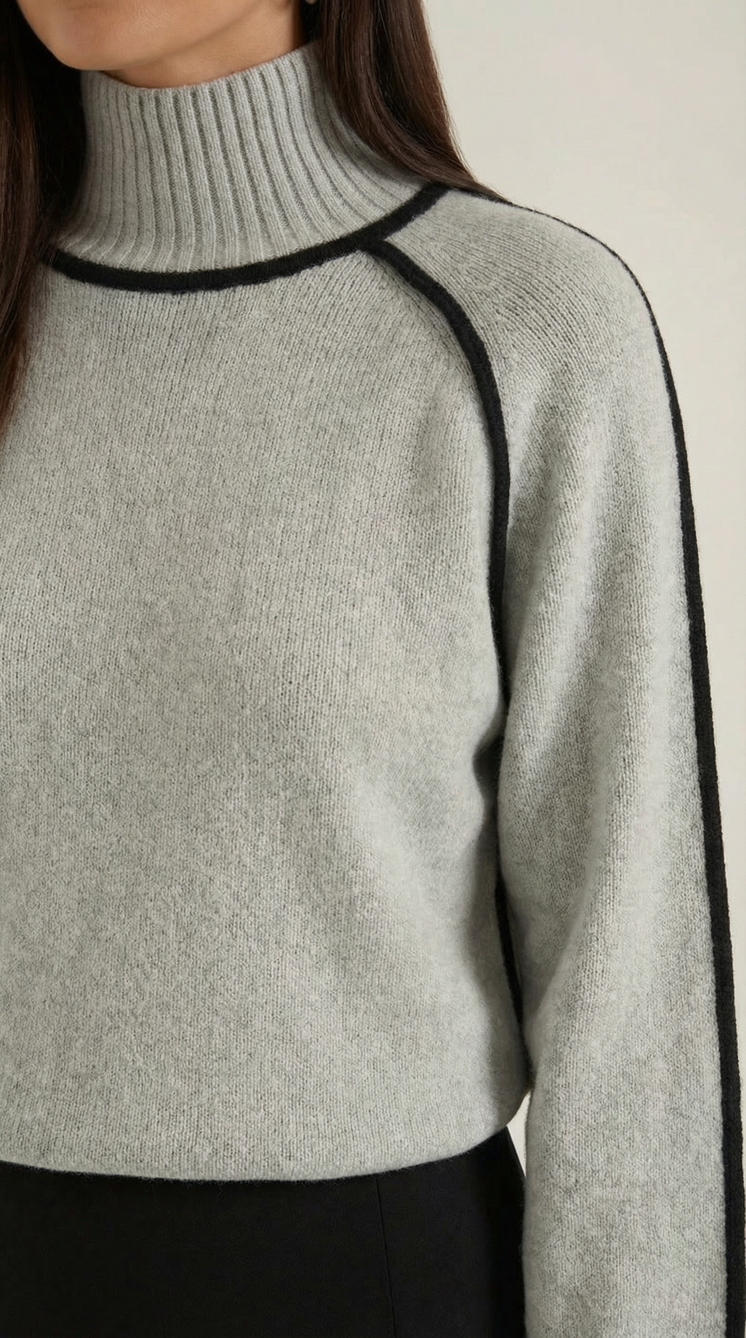 Suéter de cuello alto con detalles en contraste