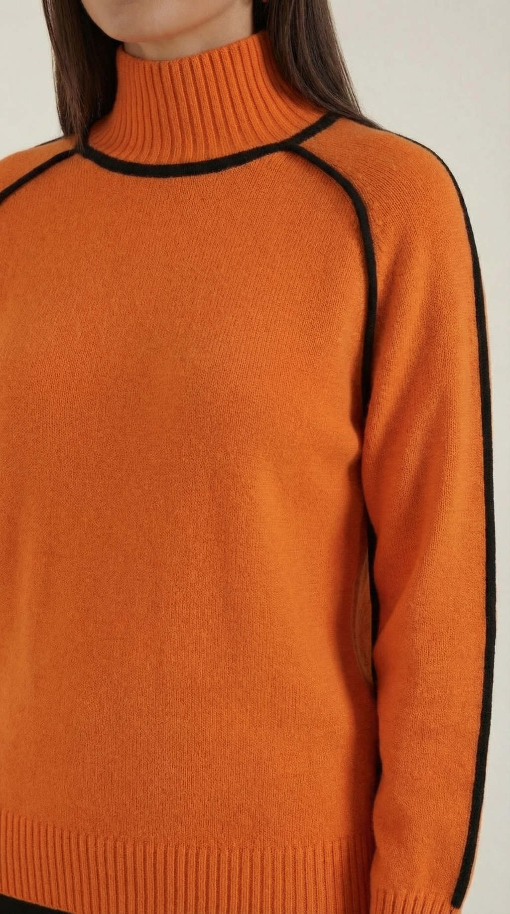 Suéter de cuello alto con detalles en contraste