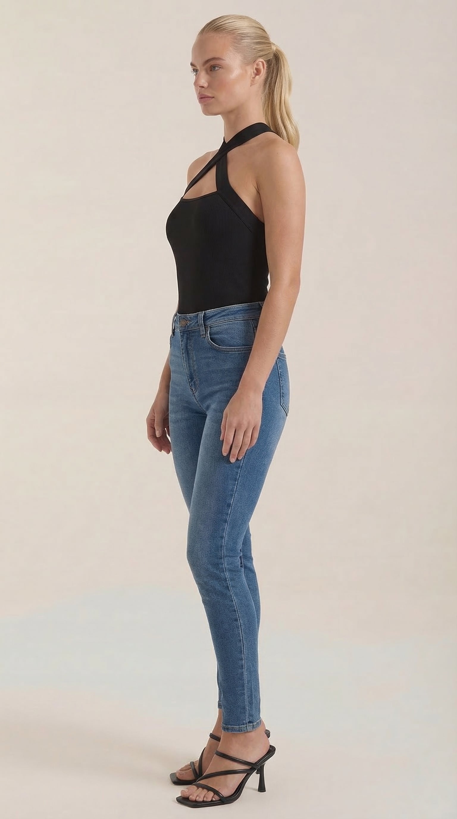 Top Halter Brianna con tirantes entrecruzados